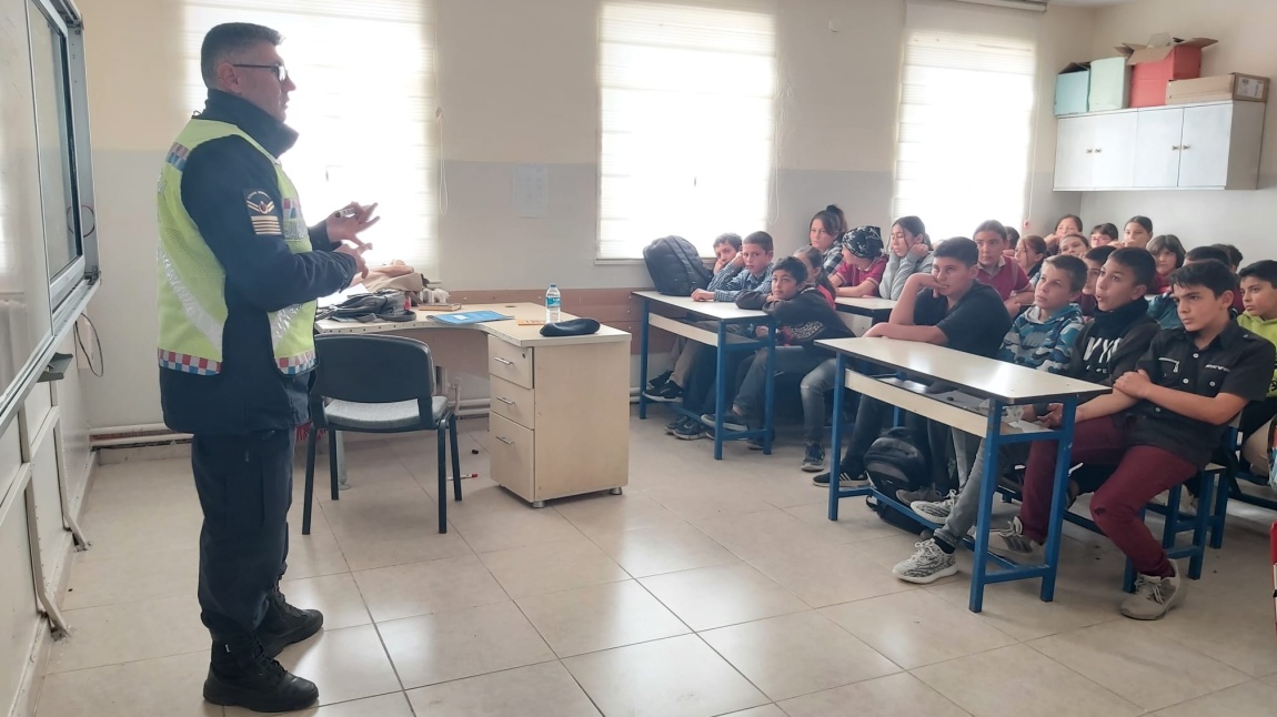 Gülşehir Jandarma Trafik ekipleri tarafından okulumuz öğrencilerine trafik eğitimi verildi.
